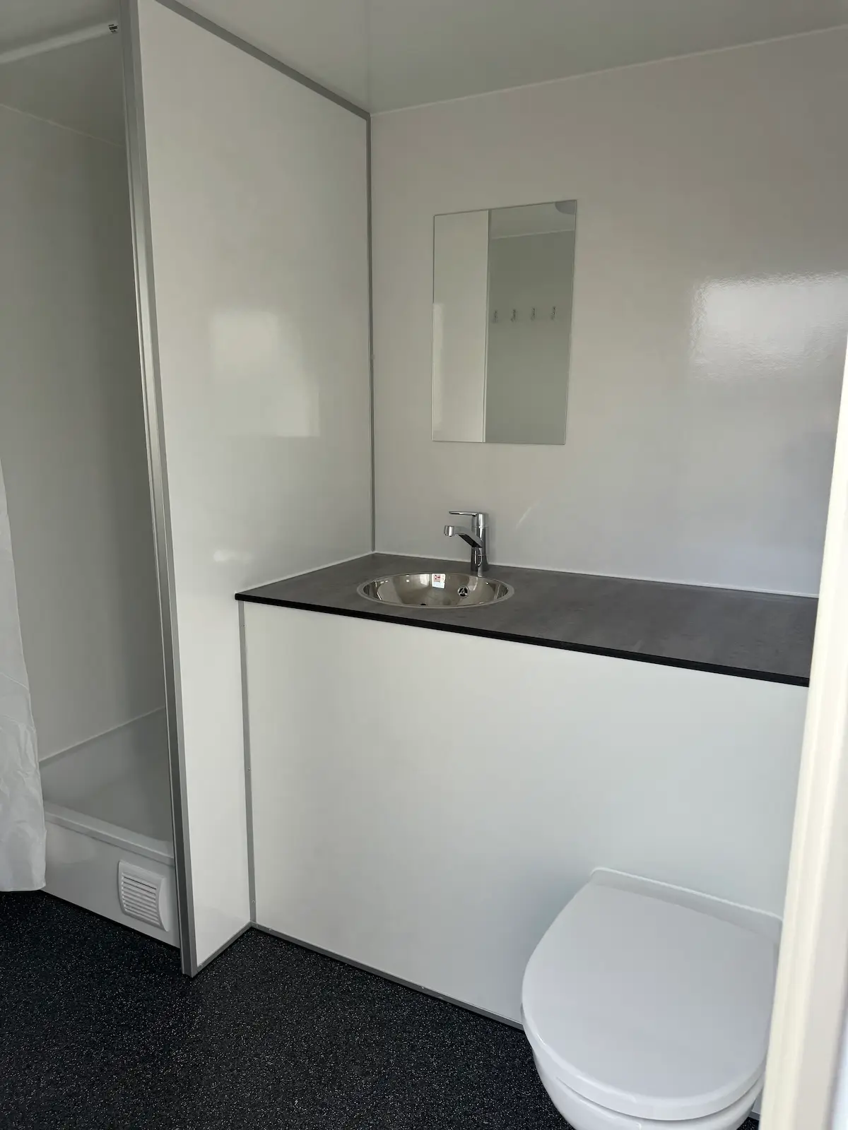 Mobiele badkamer huren binnenkant - Sanitairmobiel