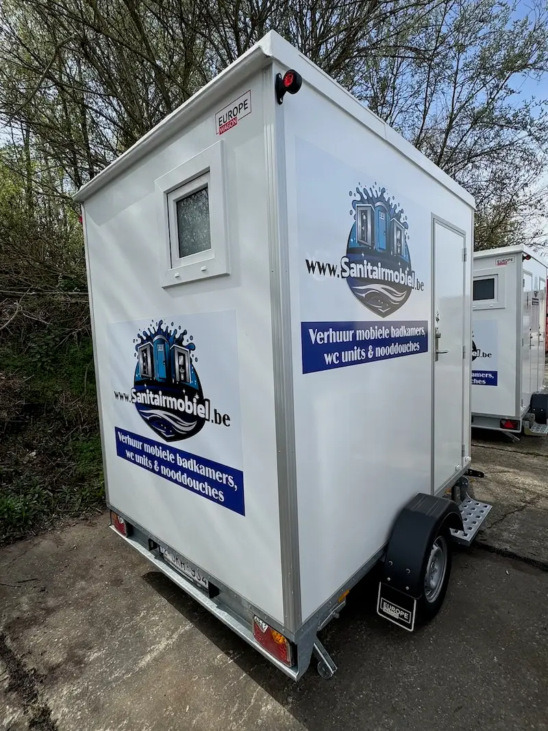 Zijaanzicht mobiele toiletwagen huren België - Sanitairmobiel